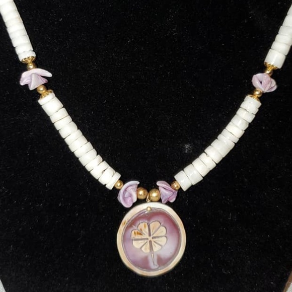 Carved Hawaiian shell clover necklace w/shell bead - Picture 1 of 4